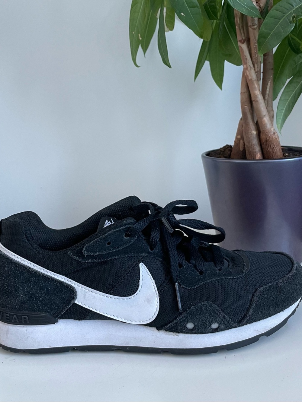 Women Size 7.5 Nike Venture Runner Wide Black White Shoes